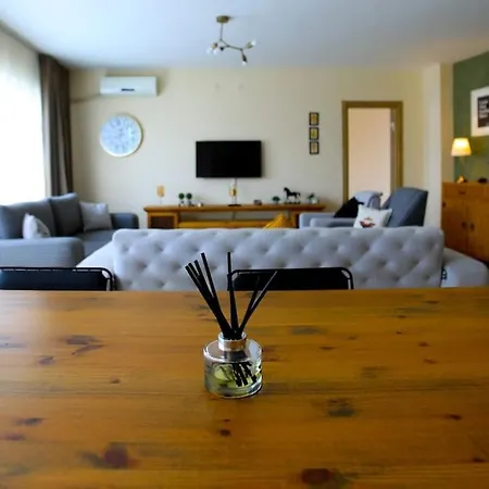 Cozy & Stylish 2-bedroom House On Historic Street *